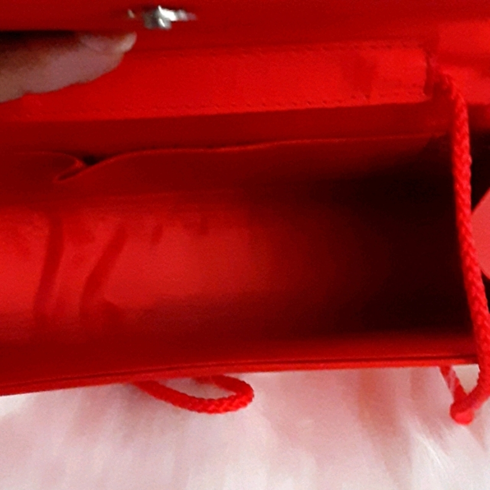 A red Evening bag. - Picture 3 of 3